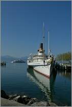 Ein Schaufelrad-Dampfschiff wartet in Lausanne-Ouchy auf seinen nächsten Einsatz, während im Hintergrund ein Motorschiff Lausanne Richtung Thonon verlässt.
6. Juni 2013