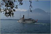Das Dampfschiff  VEVEY  auf der Fahrt Richtung Montreux; der Fotostandpukt befindet sich auf der Seepromenade von Vevey.
1. Okt. 2015