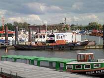 ALEX (H 4005) am 24.8.2018: Hamburg, Hansa-Hafen /

Ex-Name: HUGO LENTZ (1), HPA, bis 12.2017 /

Schlepper + Eisbrecher / Lüa 18,39 m, B 4,96 m, Tg 2,3 m / 1 Diesel, Cummins, Typ KT A 19 G2, 372 kW (506 PS) Bj. 1990, 1 Reintjes Getriebe, Typ WAF 460 P, Bj. 1990, 11,8 kn, Pfahlzug 4,5 t / 1965 bei Aug. Pahl, Hamburg-Finkenwerder / 05.2017 ausser Dienst / Eigner ab 01.2018: Walter Lauk / 
