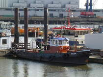 ALEX (H 4005) am 26.8.2018: Hamburg, Hansa-Hafen /
Ex-Name: HUGO LENTZ (1), HPA, bis 12.2017 /

Schlepper + Eisbrecher / Lüa 18,39 m, B 4,96 m, Tg 2,3 m / 1 Diesel, Cummins, Typ KT A 19 G2, 372 kW (506 PS) Bj. 1990, 1 Reintjes Getriebe, Typ WAF 460 P, Bj. 1990, 11,8 kn, Pfahlzug 4,5 t / 1965 bei Aug. Pahl, Hamburg-Finkenwerder / 05.2017 ausser Dienst / Eigner ab 01.2018: Walter Lauk / 

