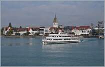 Das österreichische Motoschiff  AUSTRIA  verlässt den Hafen von Friedrichshafen. Von Bregenz kommend, hat das Schiff noch einen weiten Weg vor sich: es fährt Richtung Konstanz, mit Halt an allen Anlegestellen, absolviert dann noch eine Fahrt nach Meersburg und zurück um dann erneut mit Halt an allen Anlegestellen nach Bregenz zurück zu fahren.
21. Sept. 2018