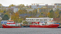 Feuerlöschboote ALBERT WEGENER und FLB-40-3 am 31.10.2018 im Hafen von Rostock-Warnemünde
