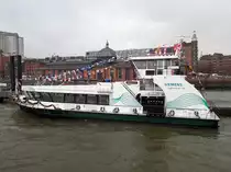 KEHRWIEDER (ENI 04813370) (H 6082) Taufe am 9.11.2018, Hamburg, Elbe, Anleger Altona /
Hafenfähre, HADAG Typ 2020 / Lüa 29,5 m, B 8,4 m, Tg 1,75 m / Antriebsanlage: 2 Diesel Scania Di13 070 M, 370 kW (503 PS), 1 Siemens-EcoProp Hybrid-Antriebssystem (Variante mit Pella Sietas-optimiertem Propellerantrieb, 2x 225 kW (306 PS) Propulsionsleistung) / 2 konventionelle Wellen mit je 2 E-Fahrmotoren, 2 Schaffran-Festpropeller, 12 kn / vorn und hinten je ein Querstrahlruder á 80 kW (110 PS)  /
Über die EcoProp-Anlage wird je nach Lastabforderung  mit einem oder zwei Dieseln gefahren, ebenso wird geregelt ob 1 oder 2 E-Fahrmotore pro Welle für den Betrieb erforderlich sind. Es wird in jedem Fahrmodus nur die Energie zur Verfügung gestellt, die gerade benötigt wird /
Zwei umfassende Abgasnachbehandlungsanlagen mit Rußpartikelfiltern und SCR-Katalysatoren reduzieren effektiv die Abgasemissionen des diesel-elektrischen Antriebs, bestehend aus: 2 FISCHER Rußpartikelfilter sowie 2 SCR-System (eine Technik zur Reduktion von Stickoxyden in Abgasen von u.a. Verbrennungsmotoren)
Gebaut 2018 bei Pella-Sietas-Werft in Hamburg-Neuenfelde als Typ 190 mit der Bau-Nr. 1315
