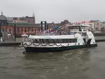 KEHRWIEDER (ENI 04813370) (H 6082) Taufe am 9.11.2018, Hamburg, Elbe, Anleger Altona /
Hafenfähre, HADAG Typ 2020 / Lüa 29,5 m, B 8,4 m, Tg 1,75 m / Antriebsanlage: 2 Diesel Scania Di13 070 M, 370 kW (503 PS), 1 Siemens-EcoProp Hybrid-Antriebssystem (Variante mit Pella Sietas-optimiertem Propellerantrieb, 2x 225 kW (306 PS) Propulsionsleistung) / 2 konventionelle Wellen mit je 2 E-Fahrmotoren, 2 Schaffran-Festpropeller, 12 kn / vorn und hinten je ein Querstrahlruder á 80 kW (110 PS)  /
Über die EcoProp-Anlage wird je nach Lastabforderung  mit einem oder zwei Dieseln gefahren, ebenso wird geregelt ob 1 oder 2 E-Fahrmotore pro Welle für den Betrieb erforderlich sind. Es wird in jedem Fahrmodus nur die Energie zur Verfügung gestellt, die gerade benötigt wird /
Zwei umfassende Abgasnachbehandlungsanlagen mit Rußpartikelfiltern und SCR-Katalysatoren reduzieren effektiv die Abgasemissionen des diesel-elektrischen Antriebs, bestehend aus: 2 FISCHER Rußpartikelfilter sowie 2 SCR-System (eine Technik zur Reduktion von Stickoxyden in Abgasen von u.a. Verbrennungsmotoren)
Gebaut 2018 bei Pella-Sietas-Werft in Hamburg-Neuenfelde als Typ 190 mit der Bau-Nr. 1315
