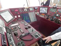 KEHRWIEDER (ENI 04813370) (H 6082) Taufe am 9.11.2018, auf der an diesem Tag frei zugänglichen Brücke /
Hafenfähre, HADAG Typ 2020 / Lüa 29,5 m, B 8,4 m, Tg 1,75 m / Antriebsanlage: 2 Diesel Scania Di13 070 M, 370 kW (503 PS), 1 Siemens-EcoProp Hybrid-Antriebssystem (Variante mit Pella Sietas-optimiertem Propellerantrieb, 2x 225 kW (306 PS) Propulsionsleistung) / 2 konventionelle Wellen mit je 2 E-Fahrmotoren, 2 Schaffran-Festpropeller, 12 kn / vorn und hinten je ein Querstrahlruder á 80 kW (110 PS)  /
Über die EcoProp-Anlage wird je nach Lastabforderung  mit einem oder zwei Dieseln gefahren, ebenso wird geregelt ob 1 oder 2 E-Fahrmotore pro Welle für den Betrieb erforderlich sind. Es wird in jedem Fahrmodus nur die Energie zur Verfügung gestellt, die gerade benötigt wird /
Zwei umfassende Abgasnachbehandlungsanlagen mit Rußpartikelfiltern und SCR-Katalysatoren reduzieren effektiv die Abgasemissionen des diesel-elektrischen Antriebs, bestehend aus: 2 FISCHER Rußpartikelfilter sowie 2 SCR-System (eine Technik zur Reduktion von Stickoxyden in Abgasen von u.a. Verbrennungsmotoren)
Gebaut 2018 bei Pella-Sietas-Werft in Hamburg-Neuenfelde als Typ 190 mit der Bau-Nr. 1315
