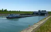 TMS  Malmö  wartet auf den Schleusenvorgang an der Rheinschleuse Fessenheim, Mai 2018