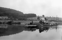 Bei einem Urlaub meiner Eltern im Weserbergland machte mein Vater Heinz Lüdicke im Jahre 1950 einige Aufnahmen der auch heute noch existierenden Gierseilfähre Lippoldsberg. Hier wird ein Pferdegespann über die Weser transportiert.