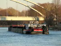 SB SCH 2433 (05502260 , 16,50 x 8,20m) schob am 28.11.2018 im Sacrow-Paretzer Kanal (UHW) 3 je 32,50m lange Leichter zw. der Eisenbahnbrücke und der Strassenbrücke Marquardt zu Berg.