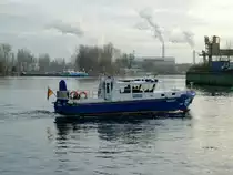 WSP 10 Wannsee der Berliner Wasserschutzpolizei mußte am 27.11.2018 vor der Spreemündung in Berlin-Spandau warten da das TMS Reinhold Deymann (04803740) drehte um über Steuer in den Ruhlebener Altarm einzufahren. WSP 10 Wannsee fuhr danach zu Berg in die Spree.