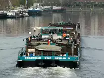 SB Edo (05608640 , 21,65 x 8,19) schob am 27.11.2018 zwei Leichter in Berlin-Spandau auf der Havel zu Berg.