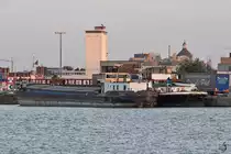 Ein nicht näher bezeichnetes Gütermotorschiff Ende Juli 2018 im Straatsburgdok Antwerpen.