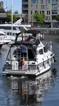 Eine Yacht verlässt Ende Juli 2018 den Yachthafen Willemdok in Antwerpen.