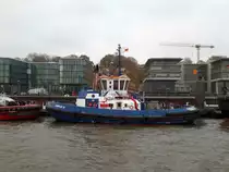 FAIRPLAY IX (3) (IMO 9725093) am 9.11.2018, Hamburg, Elbe, Schlepperponton Neumühlen /
Tractor Hybrid Schlepper für Hafen Assistenz und Küsten Verschleppungen und Bergungen  / BRZ 494 / Lüa 29,67 m, B 13,5 m, Tg 6,3 m / Hauptmaschinen: 2 Diesel, MTU 16V4000M63L, je 2240 kWe (3045 PS), 1 Diesel MTU 16V4000M23F, 1460kWe (1986 PS),  Gesamtantriebsleistung: 2x2240 kW + 2x 600 kW elektr. Antrieb, 2 Schottel SRP 4000FP, 12,5 kn, Pfahlzug 90 t / gebaut  05.2015 bei Astilleros Armon Navia, Spanien / 
