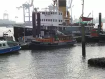 OTTO LAUFFER am 9.11.2018, Hamburg, Elbe, Museumshafen Övelgönne / 

Dampfbarkasse / ex HAFENPOLIZEI VI, später WASSERSCHUTZPOLIZEI 6, 1968 außer Dienst  / Lüa 17 m, B 3,88 m, Tg 1,66 m / 1 Zweizylinder - Verbundmaschine mit 174 PS / gebaut 1928 bei H.C. Stülcken & Sohn für die Finanzdeputation Hamburg / Eigner: Museumshafen Ovelgönne e.V., Hamburg /
