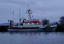 Seenotrettungskreuzer VORMANN JANTZEN mit unbeleuchteten Weihnachtsbaum am frühen Abend im Sassnitzer Hafen. - 28.12.2018
