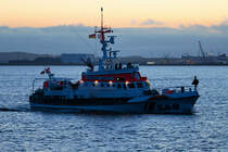 Seenotrettungskreuzer VORMANN JANTZEN mit unbeleuchteten Weihnachtsbaum am frühen Abend zwischen den Häfen von Sassnitz und Mukran. - 28.12.2018
