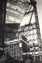 AL-MALIK SAUD AL -AWAL (IMO 5500760) (die Taufkanzel) am 3.6.1954 Stapellauf bei Howaldtswerke Hamburg, Bau-Nr. 883,  / (Scan vom Foto, von für Taufgäste frei zugänglichem Gelände)
Turbinen-Tankschiff (damals der größte Tanker der Welt)  / Lüa 236,4 m, B 29,2 m / Tragfähigkeit: 50.000 t / Eigner: Olympic Maritim (Aristoteles Onassis) / 9.6.1966 in Salinas (Venezuela) brannte das Achterschiff nach einer Explosion im Maschinenraum aus, per Schlepp nach Teneriffa (Kanaren) um das restliche an Bord befindliche Rohöl zu löschen, Dezember 1967 per Schlepp nach Hamburg, Achterschiff Abbruch, Vorderschiff Umbau zum Öllagerschiff, per Schlepp in den Golf