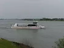 Die Personenfähre Keer Tröch II, verkehrt zwischen Xanten und der Anlegestelle Bislich. Die Fähre befördert nur Personen und Fahrräder. Das Bild stammt aus dem Jahr 2002.