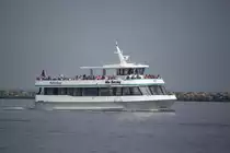 Die Min Herzing am 06.04.2019 im neuen Farbkleid bei einer Hafenrundfahrt in Warnemünde.