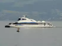 Der Katamaran Fridolin verkehrt zwischen Konstanz und Friedrichshafen. Die Fahrzeit beträgt 52 Minuten zwischen beiden Häfen. Es gibt noch zwei Baugleiche Schiffe in diesem Kursverkehr, es sind die Konstanze und Ferdinand. Das Foto ist vom 12.5.2011.