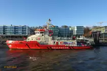 BRANDDIREKTOR WESTPHAL (ENI 04812840) am 19.3.2019, Hamburg, Elbe, am Schlepperponton Neumühlen /
Feuerlöschboot / Klasse LB 40 / Lüa 43,5 m, B 9,8  m, Tg 2,85 m / 2 Antriebs-Diesel, Caterpillar C 18, 1000 kW (1360 PS), 2 Schottel-Ruderpropeller, 12 kn, 2 Bugstrahlruder, 330 kW(450 PS)  / Die Wasserwerfer spritzen bis zu 180 Meter weit und 110 Meter hoch, Pumpleistung: bis zu 120.000 Liter Wasser pro Minute / Eigner: HPA, Flagge: Deutschland, Heimathafen: Hamburg / gebaut 2018 bei Fassmer, Berne-Motzen / 

