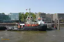 BUGSIER 6 (4) (IMO 9376218) am 23.4.2019, Hamburg, Elbe, Schlepperponton Neumühlen /

Rotor-Schlepper / GT 380  / Lüa 28,3 m, B 11,5 m, Tg 5,95 m / 3 Wärtsilä 8 L 20,  ges. 4.800 kW (6526 PS), 3 Azimuth Propeller in Kort-Düse, 12 kn, Pfahlzug 83,4 t / gebaut 2007 bei ASL Shipyard Pte Ltd, Singapore
