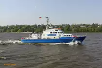 WS 1 BÜRGERMEISTER BRAUER (IMO 9015959) Hamburg, Elbe Höhe Bubendeyufer /
Küstenstreifenboot der WSP Hamburg / BRZ 140 / Lüa 29,5 m, B 6,4 m, Tg 2,0 m / 3 Diesel, MWM, ges. 1962 kW, 2668 PS, 23 kn, 2004 Austausch der Außenmotore, KHD, ges. 1974 kW, 2685 PS, 23 kn, 1 Bugstrahlruder, 50 kW / 1 offenes Tochterboot in Heckwanne, 2009 ersetzt durch geschlossene Alu-Boote  / gebaut 1992 bei Fassmer, Berne, Typ FPB 29 / 
