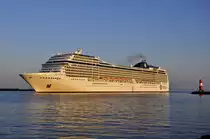 
Die  MSC POESIA  läuft am 19-04-2019 in Warnemünde ein.