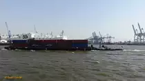 VINCENT (ENI 06002741), mit voll ausgefahrenem Steuerhaus, Schubverband mit einer Containerbarge am 23.4.2019, der Schiffsführer kann gerade noch über die Container hinwegsehen, Hamburg, Elbe Höhe Altona /  

Ex-Namen:  Volharding 9, Docat 9, Beco I, Friso, Retro, Xephia, Rio-Tejo

Schubschlepper / Lüa 24,57 m, B 5,72 m, Tg 2,82 m / 1 Caterpillar, 838 kW (1140 PS) / 1956 in Holland / Eigner: Ewerführerei Walter Lauk, Hamburg /
