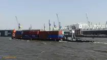 VINCENT (ENI 06002741), mit voll ausgefahrenem Steuerhaus, Schubverband mit einer Containerbarge am 23.4.2019, der Schiffsführer kann gerade noch über die Container hinwegsehen, Hamburg, Elbe Höhe Altona /  

Ex-Namen:  Volharding 9, Docat 9, Beco I, Friso, Retro, Xephia, Rio-Tejo

Schubschlepper / Lüa 24,57 m, B 5,72 m, Tg 2,82 m / 1 Caterpillar, 838 kW (1140 PS) / 1956 in Holland / Eigner: Ewerführerei Walter Lauk, Hamburg /
