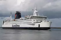 Die Scandlines Fähre Kronprins Frederik auf ihrem Seeweg von Gedser nach Rostock-Überseehafen beim Einlaufen am 03.05.2019 in Warnemünde.