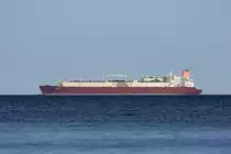 Der 315,0m lange LNG-Tanker AL KHATTIYA (IMO 9431111) vor Usedom von Swinemünde kommend. - 05.05.2019