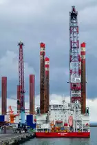 Offshore Errichterschiff MPI ENTERPRISE (IMO 9578244) liegend im Hafen von Sassnitz Mukran, im Hintergrund links MPI RESOLUTION (IMO 9260134). - 09.05.2019
