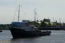 HOLLAND (IMO 5153462) am 11.5.2019: 830. Hafengeburtstag Hamburg, Elbe vor den Landungsbrücken /
Hochseeschlepper, Museumsschiff / BRZ 570 / Lüa 57,35 m, B 9,56 m, Tg 3,69 m / 1 Diesel, Werkspoor TMABS 3910, 1499 kW (2038 PS), 16 kn / gebaut 1952 bei Ferus Smit, Foxhol, NL  / Eigner: Stichting Zeesleepboot Holland, Opperdoes, NL / Flagge: NL, Heimathafen: Terschelling / 
