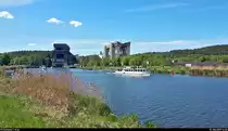 Schiffshebewerk(e) Niederfinow im Wandel der Zeit...
Blick vom Naturschutzgebiet Niederoderbruch (Landkreis Barnim) auf das alte und neue, noch im Bau befindliche Hebewerk am östlichen Ende des Oder-Havel-Kanals, Teil der Havel-Oder-Wasserstraße.
Im Vordergrund erreicht das Fahrgastschiff  Freiherr von Münchhausen II  der Fahrgastschiffahrt Neumann gleich den Ausgangspunkt seiner Besichtigungs- und Hebefahrt für BesucherInnen.
[12.5.2019 | 14:26 Uhr]