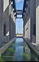 Schiffshebewerk(e) Niederfinow im Wandel der Zeit...
Blick von der unteren Ebene auf den 115 m langen Trog des neuen Hebewerks (Schiffshebewerk Niederfinow Nord). Die Inbetriebnahme ist für  eventuell 2019  angedacht.
[12.5.2019 | 15:26 Uhr]