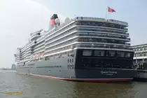 QUEEN VICTORIA (IMO 9320556) am 30.4.2019, Hamburg, Elbe, Liegeplatz Cruise Center Altona / Foto von einer HADAG-Hafenfähre Landungsbrücken > Finkenwerder: Heckansicht /

Kreuzfahrtschiff, Vista-Klasse / BRZ 90.049 / Lüa 294,0 m, B 32,25 m , Tg 8,0 m / 6 Diesel, Sulzer-Wärtsilä. ges. 37.200 kW (50.578 PS) 6 Generatoren, 2 E-Fahrmotore, 2 Azipods, 23,7 kn / gebaut 2007 bei Fincantieri, Marghera, Italien / Eigner: Carnival Corporation, Betreiber: CunardLine / Flagge: Bermuda, Heimathafen: Hamilton / Januar 2015, Einbau von Abgasreinigern bei Blohm+Voss, Hamburg /