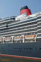 QUEEN VICTORIA (IMO 9320556) am 30.4.2019, Hamburg, Elbe, Liegeplatz Cruise Center Altona / Foto von einer HADAG-Hafenfähre Landungsbrücken > Finkenwerder: Detail Rettungs-/Verkehrsboote /

Kreuzfahrtschiff, Vista-Klasse / BRZ 90.049 / Lüa 294,0 m, B 32,25 m , Tg 8,0 m / 6 Diesel, Sulzer-Wärtsilä. ges. 37.200 kW (50.578 PS) 6 Generatoren, 2 E-Fahrmotore, 2 Azipods, 23,7 kn / gebaut 2007 bei Fincantieri, Marghera, Italien / Eigner: Carnival Corporation, Betreiber: CunardLine / Flagge: Bermuda, Heimathafen: Hamilton / Januar 2015, Einbau von Abgasreinigern bei Blohm+Voss, Hamburg /