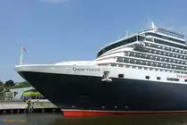 QUEEN VICTORIA (IMO 9320556) am 30.4.2019, Hamburg, Elbe, Liegeplatz Cruise Center Altona / Foto von einer HADAG-Hafenfähre Landungsbrücken > Finkenwerder: Detail Bugansicht /

Kreuzfahrtschiff, Vista-Klasse / BRZ 90.049 / Lüa 294,0 m, B 32,25 m , Tg 8,0 m / 6 Diesel, Sulzer-Wärtsilä. ges. 37.200 kW (50.578 PS) 6 Generatoren, 2 E-Fahrmotore, 2 Azipods, 23,7 kn / gebaut 2007 bei Fincantieri, Marghera, Italien / Eigner: Carnival Corporation, Betreiber: CunardLine / Flagge: Bermuda, Heimathafen: Hamilton / Januar 2015, Einbau von Abgasreinigern bei Blohm+Voss, Hamburg /