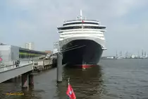QUEEN VICTORIA (IMO 9320556) am 30.4.2019, Hamburg, Elbe, Liegeplatz Cruise Center Altona / Foto von einer HADAG-Hafenfähre Landungsbrücken > Finkenwerder: Bugansicht  /

Kreuzfahrtschiff, Vista-Klasse / BRZ 90.049 / Lüa 294,0 m, B 32,25 m , Tg 8,0 m / 6 Diesel, Sulzer-Wärtsilä. ges. 37.200 kW (50.578 PS) 6 Generatoren, 2 E-Fahrmotore, 2 Azipods, 23,7 kn / gebaut 2007 bei Fincantieri, Marghera, Italien / Eigner: Carnival Corporation, Betreiber: CunardLine / Flagge: Bermuda, Heimathafen: Hamilton / Januar 2015, Einbau von Abgasreinigern bei Blohm+Voss, Hamburg /