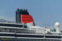 QUEEN VICTORIA (IMO 9320556) am 30.4.2019, Hamburg, Elbe, Liegeplatz Cruise Center Altona / Foto von einer HADAG-Hafenfähre Landungsbrücken > Finkenwerder: Detail Schornstein in den Farben der Cunard-Line  /

Kreuzfahrtschiff, Vista-Klasse / BRZ 90.049 / Lüa 294,0 m, B 32,25 m , Tg 8,0 m / 6 Diesel, Sulzer-Wärtsilä. ges. 37.200 kW (50.578 PS) 6 Generatoren, 2 E-Fahrmotore, 2 Azipods, 23,7 kn / gebaut 2007 bei Fincantieri, Marghera, Italien / Eigner: Carnival Corporation, Betreiber: CunardLine / Flagge: Bermuda, Heimathafen: Hamilton / Januar 2015, Einbau von Abgasreinigern bei Blohm+Voss, Hamburg /