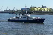 ELBE 1 am 21.4.2019, Hamburg, Elbe, Höhe Landungsbrücken /
Bisherige Namen: WS 1 (1965-1992), WS 3 (1992-1996), seit 2002 Museums- und Traditionsschiff WS 1 /
Ehem. Küstenstreifenboot der Wasserschutzpolizei Hamburg / BRT 154 / Lüa 32,35 m, B 5,4 m, Tg 1,7 m / 2 Diesel, MWM VG 16, ges. 684 kW (932 PS), 16 kn / zugelassen für die Küstenfahrt, max. 40 Fahrgäste / gebaut 1965 bei E. Menzer, HH-Bergedorf / 
