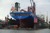 INDUSTRIAL  FORCE  (IMO 9506746) am 23.4.2019, Hamburg, frisch gepönt  im Schwimmdock 1 der Lürssen-Norderwerft im Reiherstieg, nur der Name fehlt noch /
Ex-Namen:  BBC ONYX , RAN J, INDUSTRIEN?, GONG YE LI LIANG / 
Stückgutfrachter / BRZ 12.810 / Lüa 153,52 m, B 23,2 m, Tg 9,1 m / 1 Diesel, Wärtsilä 6RT-Flex50-B, 9960 kW, (13.546 PS), 17,5 kn / gebaut 2011 in China / Flagge: Antigua und Barbuda, Heimathafen: St. John´s / 
