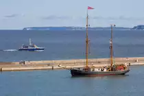 Der 36 Meter lange Zweimaster SEUTE DEERN im Hafen von Sassnitz, links davon auf der Prorer Wiek die GRANITZ der WSP. - 14.05.2019