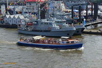 CHRISTA GLITSCHER (ENI 05107340) am 11.5.2019 (Hafengeburtstag), Hamburg, Elbe, hinter der Überseebrücke /

Rundfahrtbarkasse / Lüa 18,3 m, B 4,4 m, Tg 1,3 m / 1 Diesel, 186 PS / Zul. für 102 Pass. / gebaut 1940 bei R.G. Gührs, Hamburg,   Umbau 20? nach EU-Sinksicherheitsvorschrift   / Eigner: Harald Glitscher GmbH /
