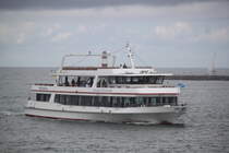 Das Fahrgastschiff Osteebad Warnemünde während ihrer Hafenrundfahrt in Warnemünde.05.07.2019