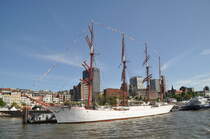 Die Sedov (russisch Седов, im Deutschen auch unter der Transkription Sedow bekannt), ex Kommodore Johnsen (1936), gebaut als Magdalene Vinnen II (1921), ist eine aus Stahl gebaute Viermastbark (Segelschiff) mit Hilfsmaschine (sog. Auxiliarsegler), die von der Sowjetunion und heute von Russland als Segelschulschiff genutzt wird. Sie wurde nach dem russischen Marineoffizier und Polarforscher Georgi Jakowlewitsch Sedow benannt. Die Sedov ist das größte noch segelnde traditionelle Segelschiff der Welt und das zweitgrößte überhaupt, übertroffen nur vom Neubau Royal Clipper. (https://de.wikipedia.org/wiki/Sedov_(Schiff))*
Aufgenommen am 11.05.2019 bei Hafenfest in Hafenfest in Hamburg