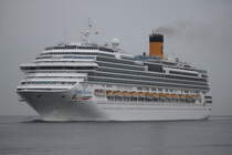 Die Costa Favolosa der Reederei Costa Crociere auf ihrem Seeweg von Göteborg nach Kopenhagen beim Einlaufen in Warnemünde.12.07.2019