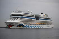 Die Aidamar der Rostocker Reederei Aida Cruises auf ihrem Seeweg von Kopenhagen nach Tallinn beim Einlaufen in Warnemünde.12.07.02019