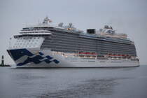 Die Regal Princess der Reederei Princess Cruises am Morgen des 12.07.2019 um 05:35 Uhr in Warnemünde bei chaotischen Lichtverhältnisen inklusive Regen